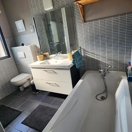 Maison De Famille Proche De La - Grand Jardin Et Terrasse A 4*